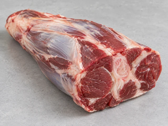 牛展辨認示意：長塊腿部肌肉；深紅肉與白色筋絡；切面有密集結締組織。