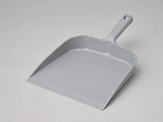 一個無品牌手持垃圾鏟，淺盤、寬闊貼地前唇和短手柄清楚可見