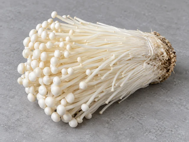金菇辨認示意：密集成束幼長菌柄；白至乳白色；頂端有極小圓菌蓋。