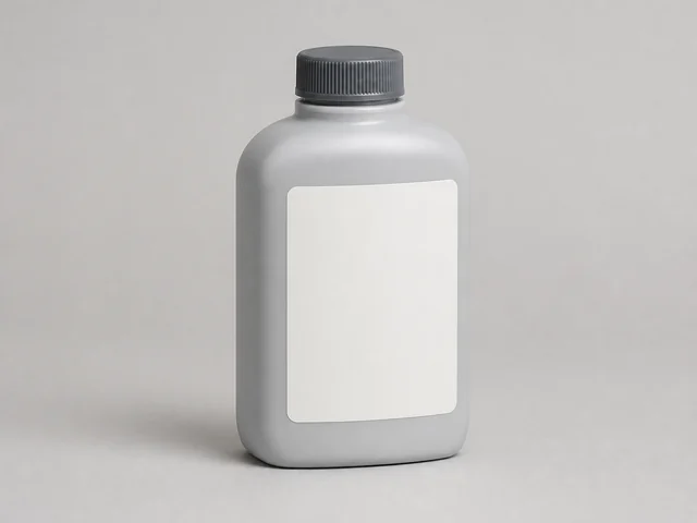 衣物柔順劑示意圖：一個圓肩灰色無品牌塑膠瓶，配深灰色旋蓋及空白白色標籤位置。