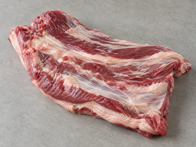 羊腩辨認示意：不規則腹部肉塊；紅肉與白色脂肪層；肉筋膜及脂肪相間。