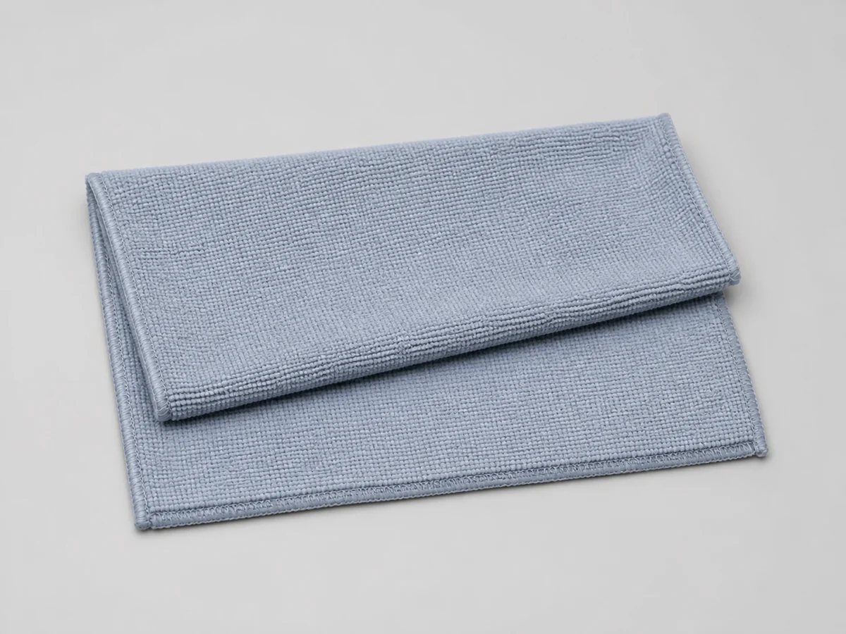 一條無品牌長方形清潔布，旁邊顯示 microfibre 材質標籤位置而不呈現品牌