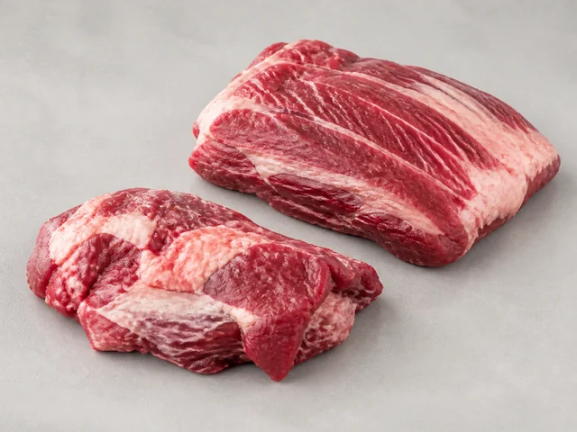 無包裝品牌的生牛肉厚件示意，可見肌肉、少量脂肪和筋膜；實際牛腩須由標籤或肉檔確認