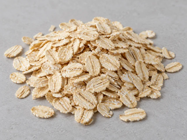 燕麥辨認示意：壓扁橢圓穀片；淡米啡色；薄片可見中央穀紋。