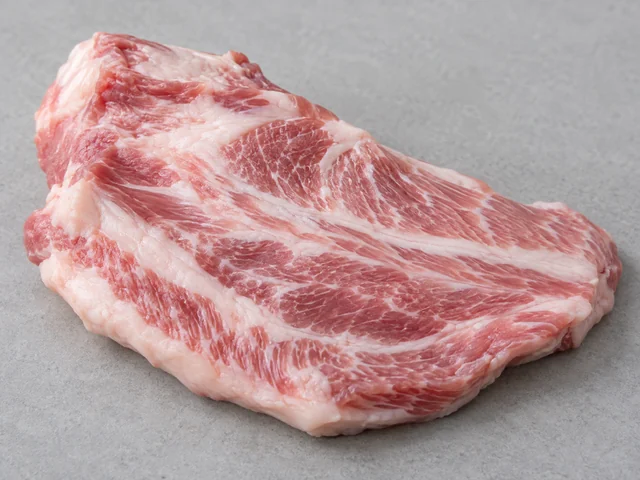 豬頸肉辨認示意：扁厚面頰下顎肉片；粉紅肉中有白色脂紋；肉與細脂肪交錯。