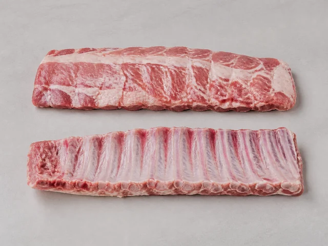 一件生腩排，平行肋骨上覆有較厚粉紅豬肉