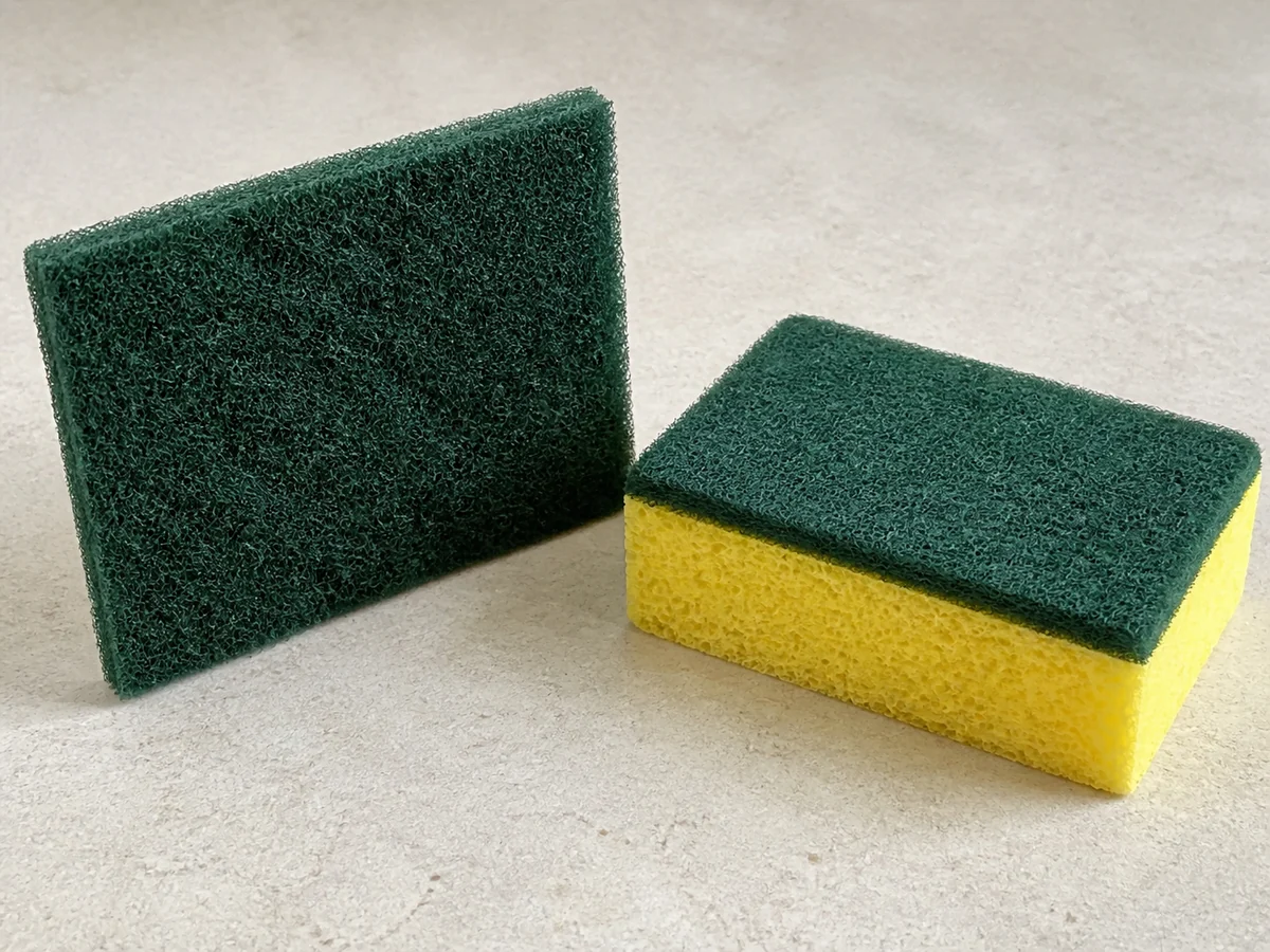 Unbranded non-metal fibre scouring pad na malinaw ang magaspang na webbed texture at kapal