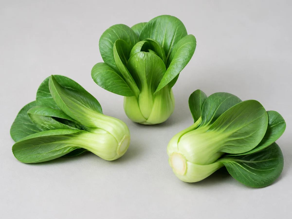 Shanghai bok choy segar dengan rumpun rapat, tangkai hijau pucat yang pendek dan tebal, serta daun berbentuk sendok