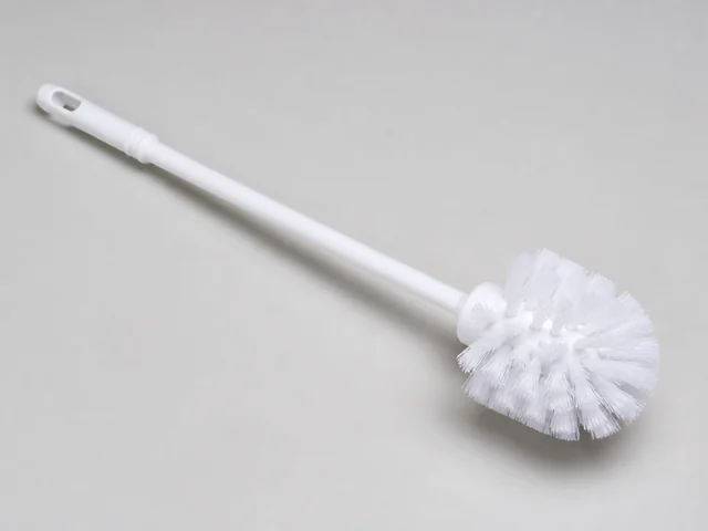 一支無品牌馬桶刷，長柄和圓弧形密集刷毛頭完整可見
