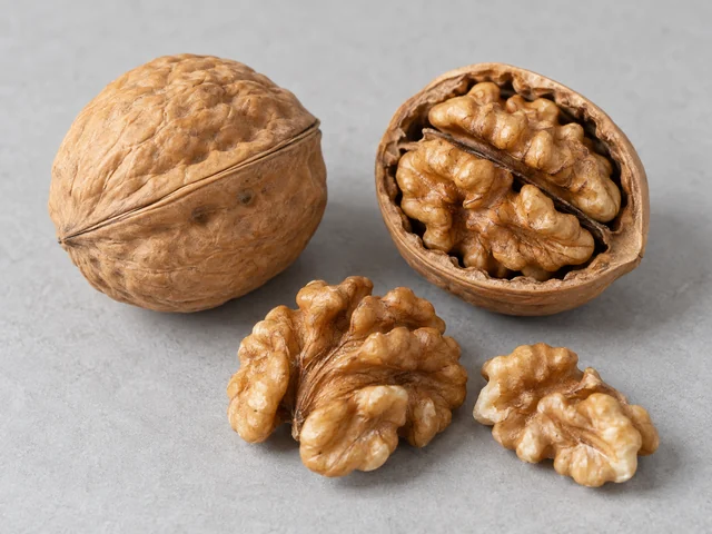 核桃辨認示意：近圓硬殼有接縫；淺啡殼與較深薄皮仁；果仁有深褶紋。