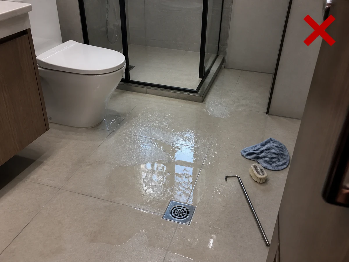 工作後留下濕滑地面 — 立即抹乾並移除封鎖。