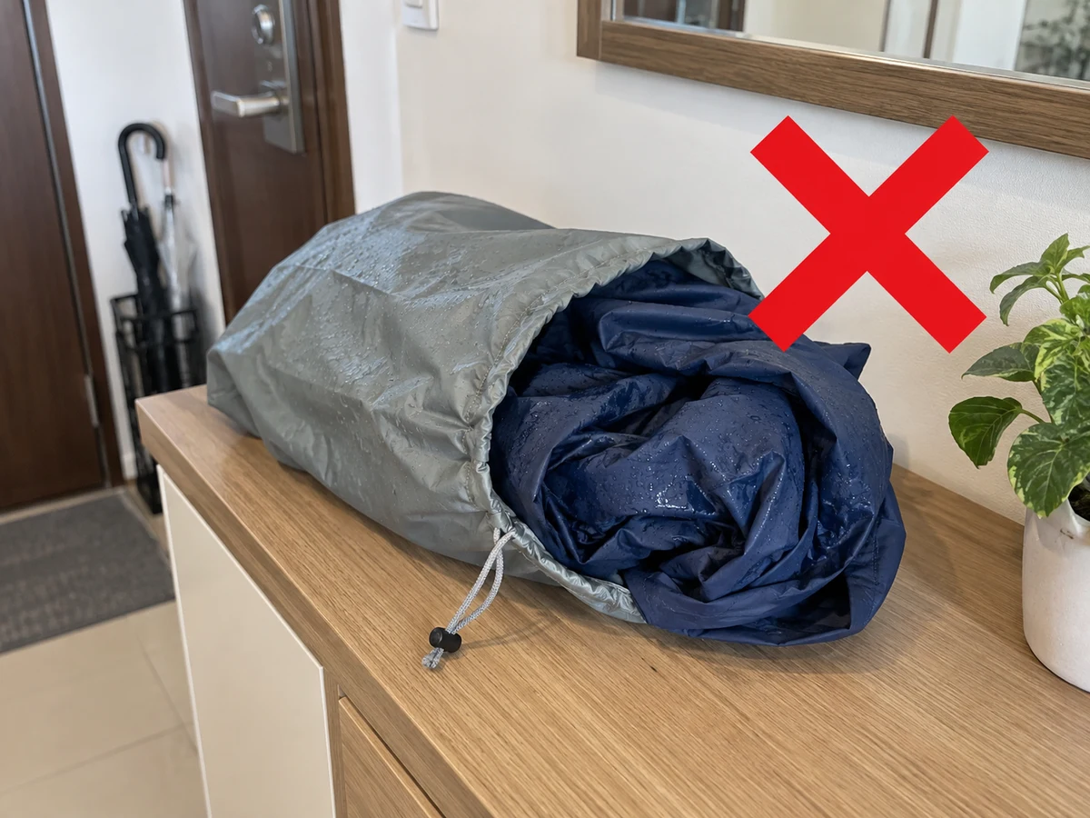 Menyimpan jas hujan basah dalam tas — Buka tudung, lengan, dan saku untuk dianginkan, atau gunakan pengering sesuai aturan hanya jika diizinkan; keringkan sepenuhnya sebelum dilipat ke tas.