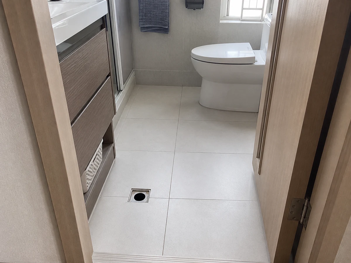 Adegan rumah Hong Kong yang aman setelah cara membersihkan lantai kamar mandi dan mengurangi risiko terpeleset
