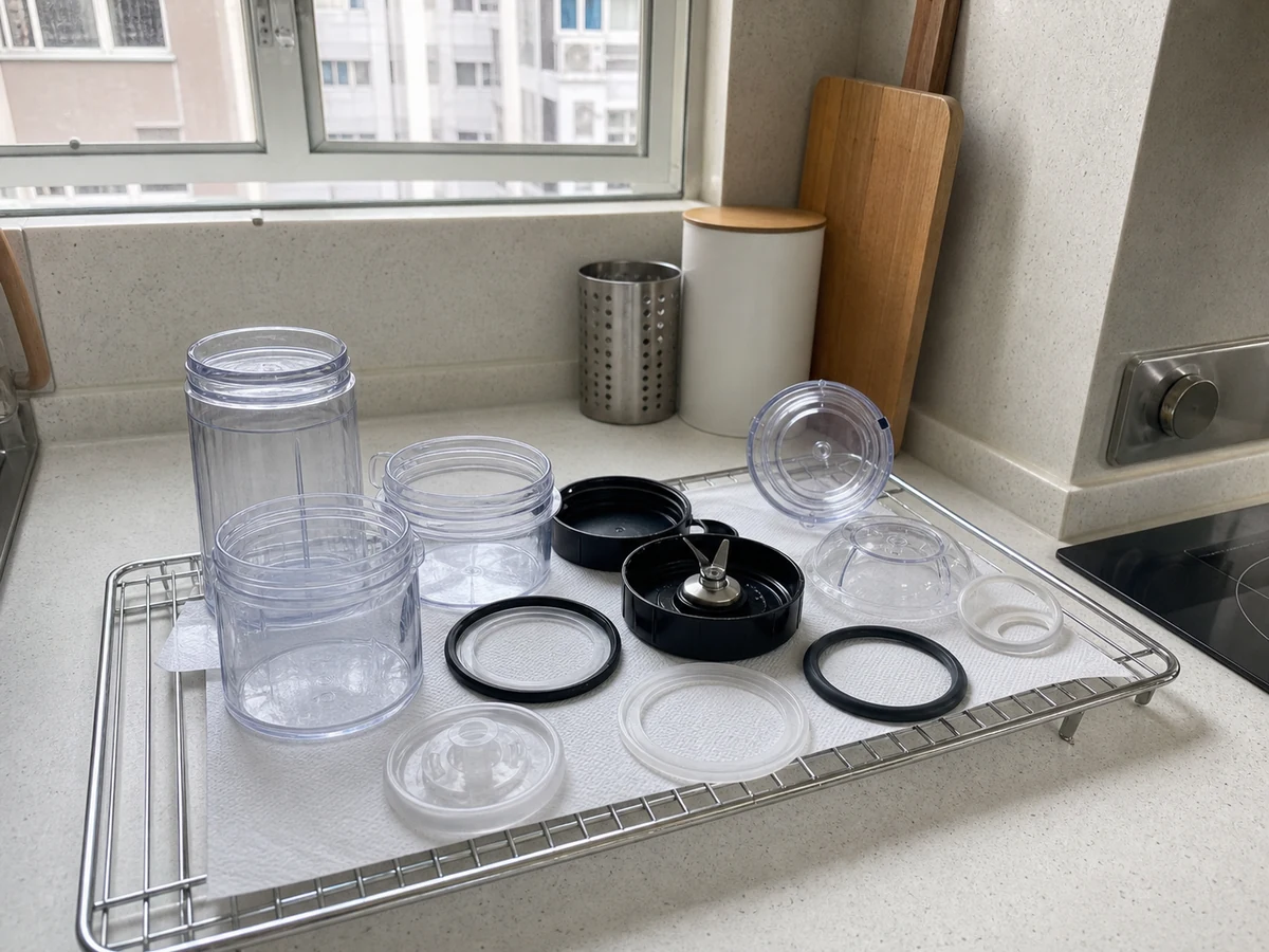 How to Clean Food Storage Containers and Reduce Odour: Pat and air-dry separately