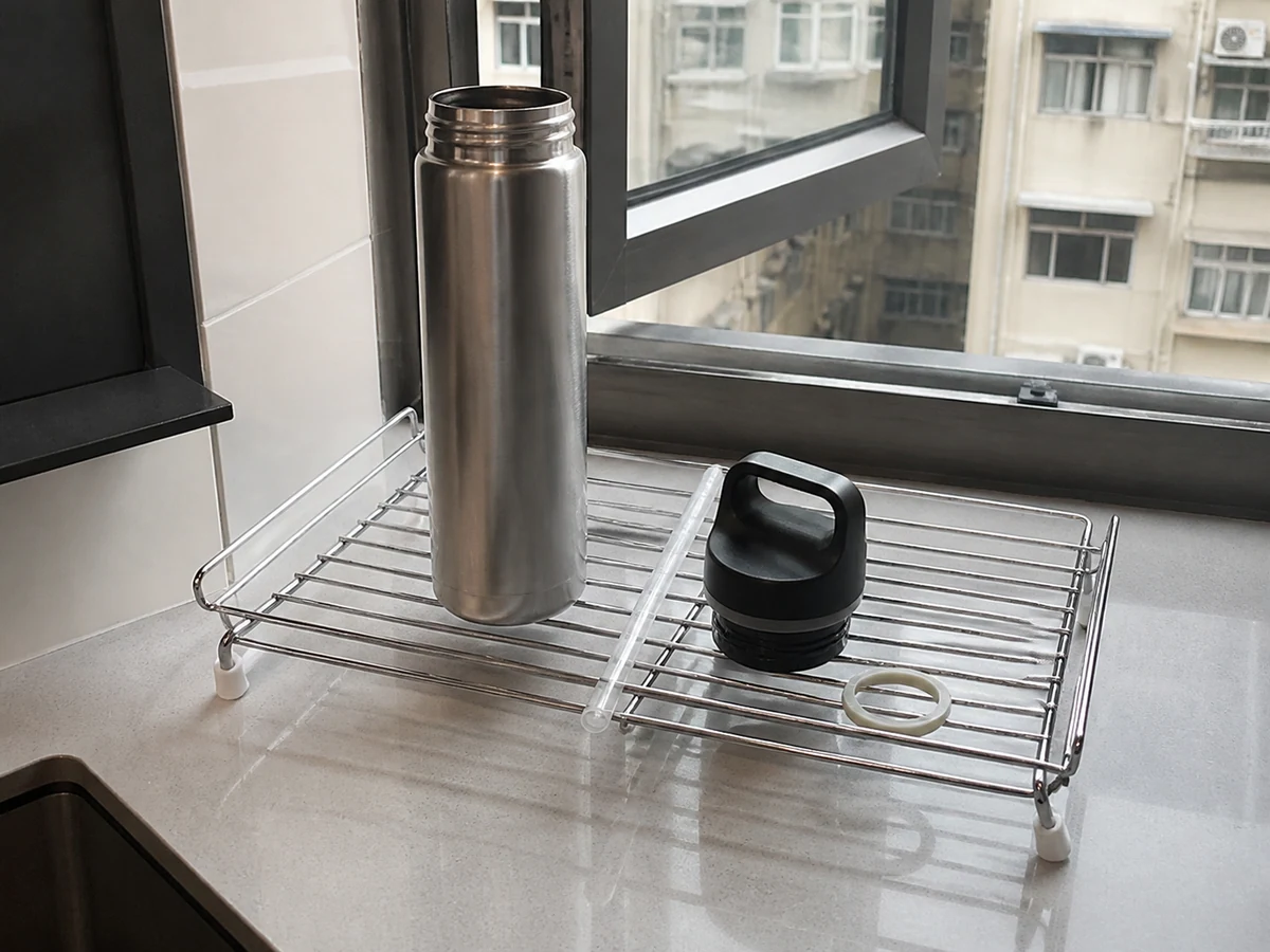 Reinstalling a damp seal — Dry the body, lid, seals and straw separately before assembly.