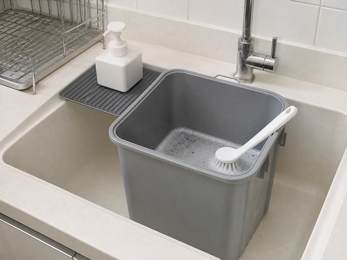 Cara Membersihkan Tempat Sampah Dapur: Cuci atau lap tempat sampah