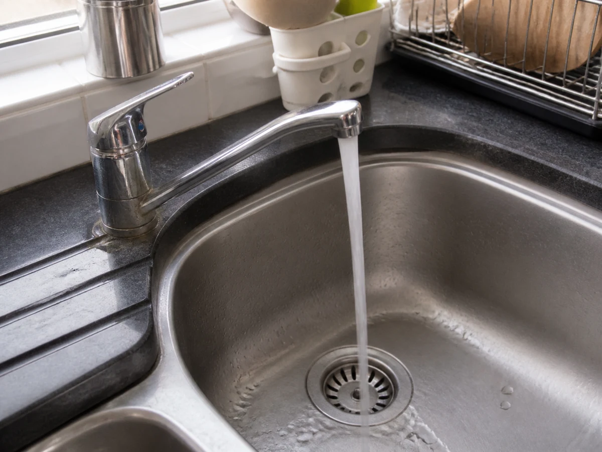 How to Clean a Kitchen Sink and Reduce Odour: Restore water in the trap