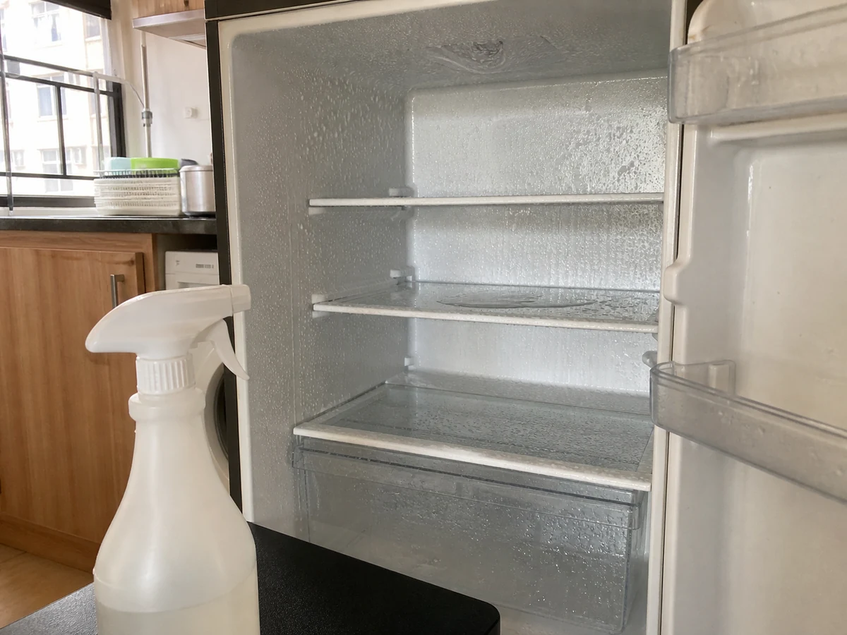 Direktang pag-spray ng maraming panlinis sa loob. — Maglagay ng kaunti sa basahan at sundin ang label at manual ng refrigerator.