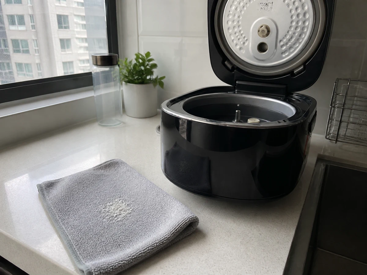 How to Clean a Rice Cooker Correctly: Collect rice and water