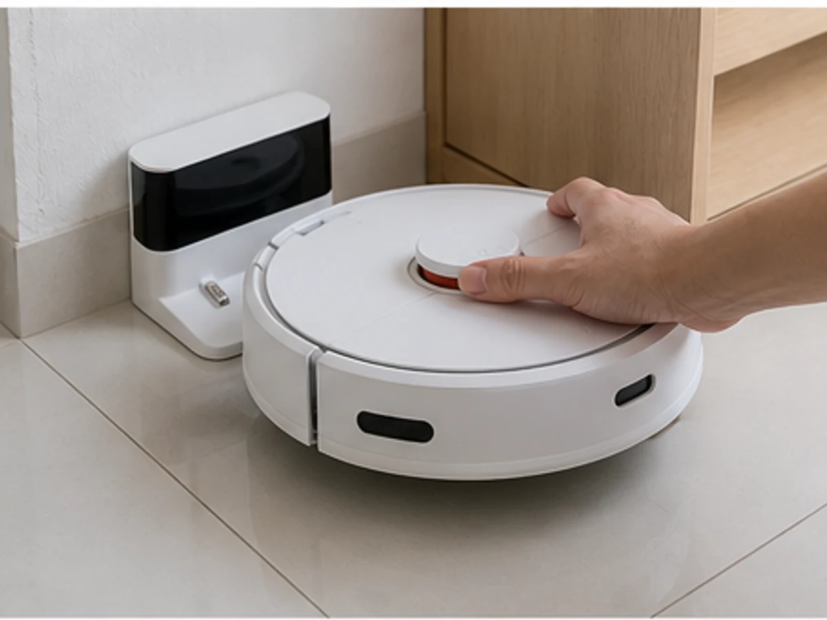 Cara Membersihkan Wadah, Sikat, dan Sensor Robot Vacuum: Matikan dan lepas daya