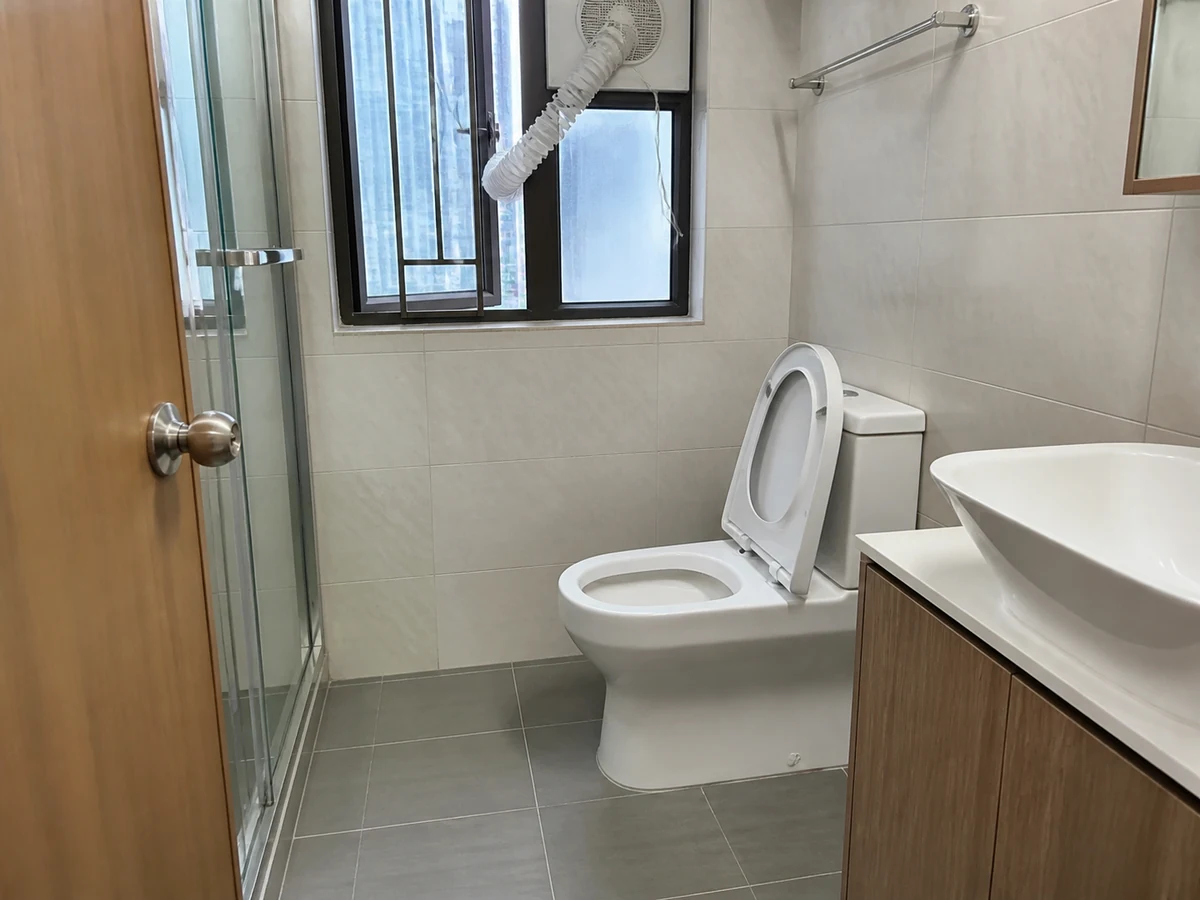 Cara Membersihkan Toilet dengan Benar: Ventilasi, kosongkan area, dan keringkan lantai