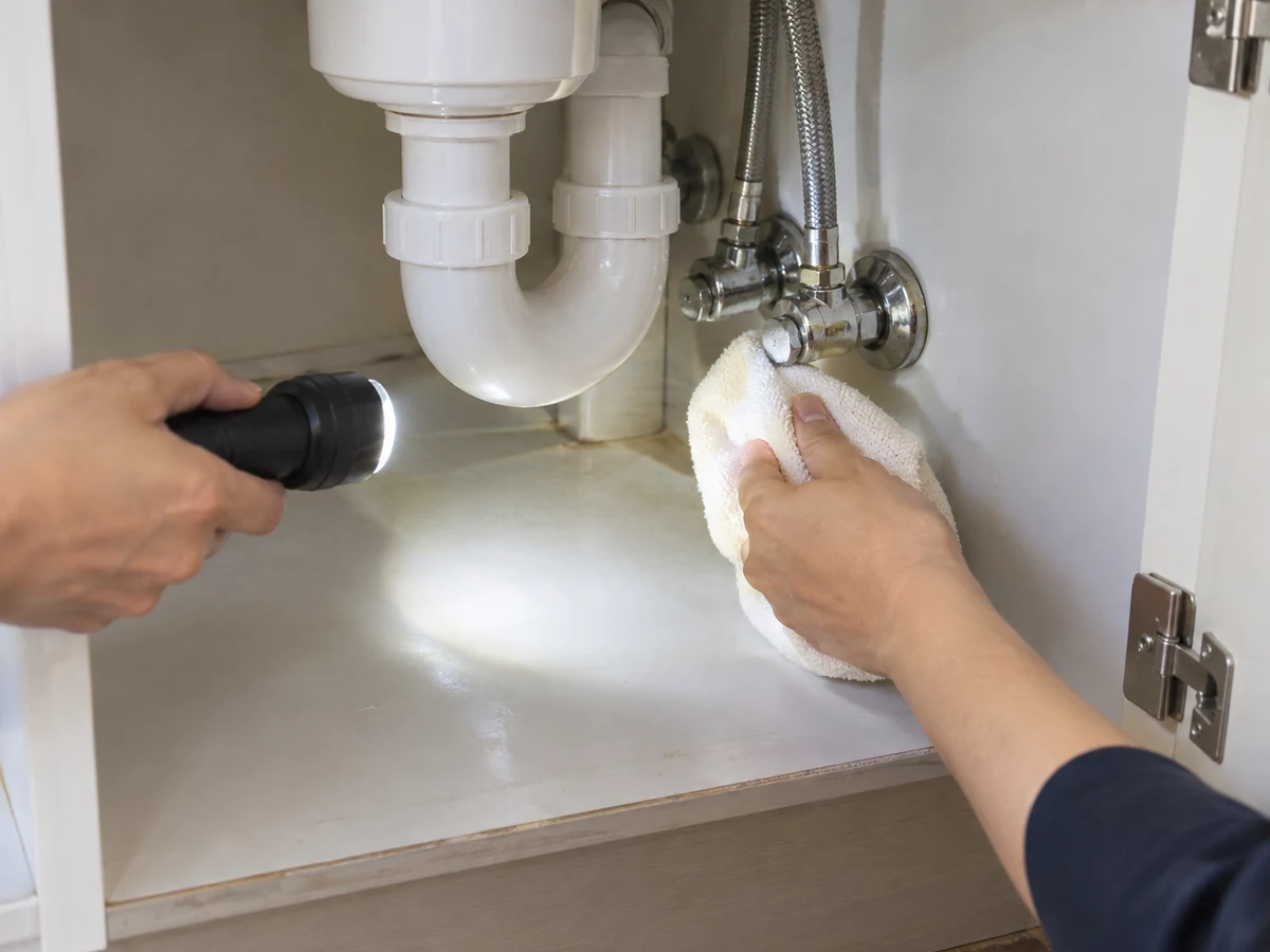 Paano Linisin ang Under-sink Cabinet at Suriin ang Tagas: Gumamit ng flashlight at tuyong tela para suriin ang joints, ilalim ng valves, at board edges para sa water marks, patak, amoy, o pamamaga
