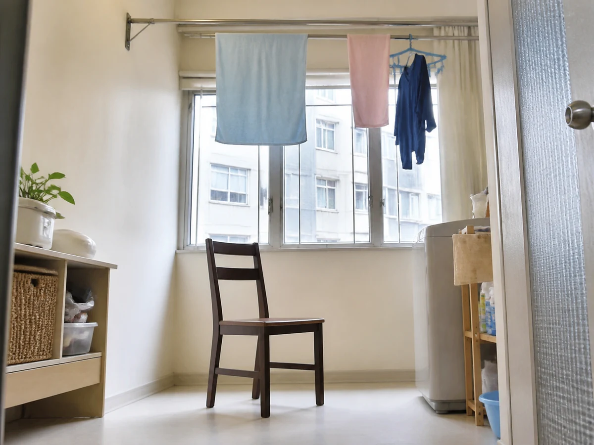 為了接觸高位而踏上不穩椅子。 — 只使用可安全接觸的穩固晾衣位置。