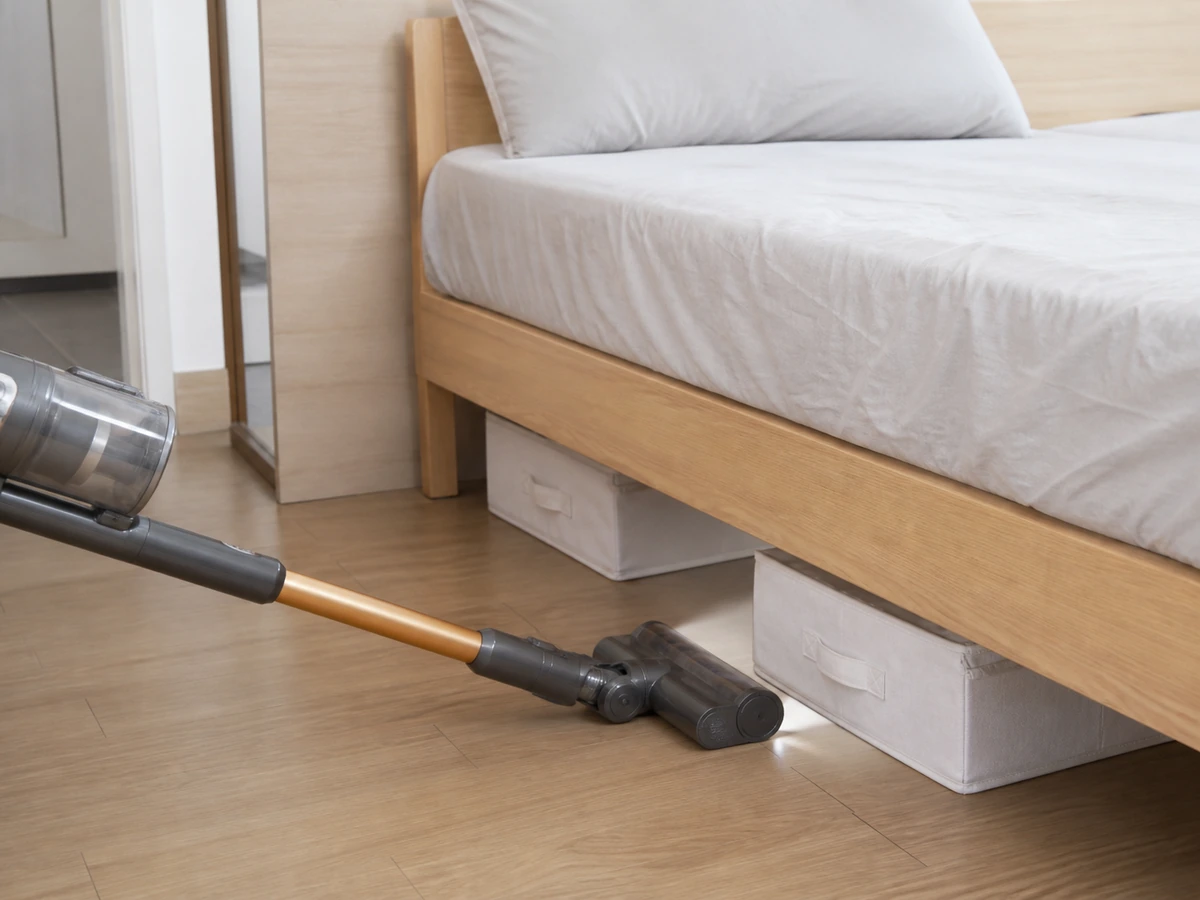 Cara Merapikan Kolong Tempat Tidur dan Kamar: Bersihkan debu yang terjangkau