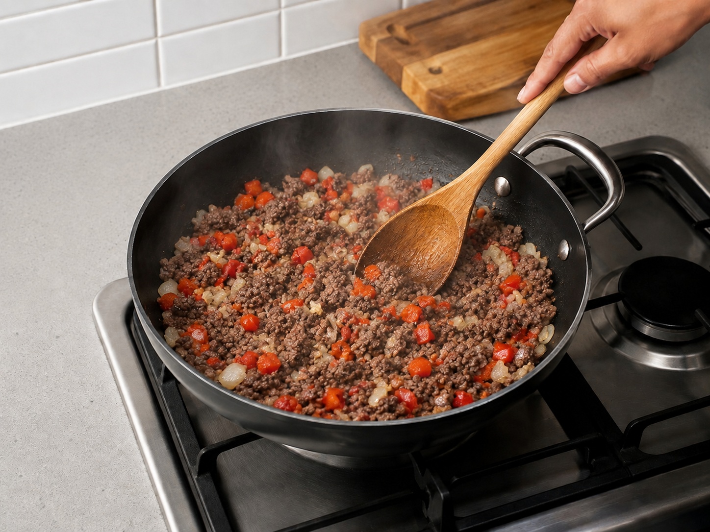 Panggang Chili Sapi dan Roti Jagung Amerika — Tambah sayuran: Tambah bawang dan paprika, masak 5 menit.