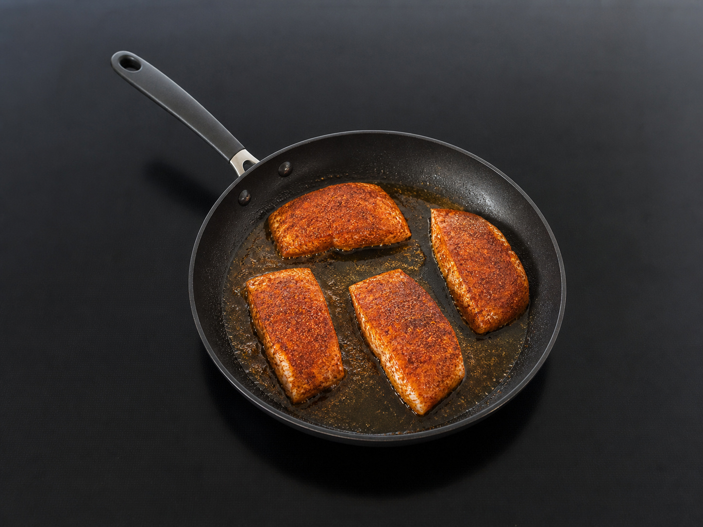 Amerikanong Blackened Fish Rice na may Corn Salsa — Lutuin ang unang panig hanggang umitim nang bahagya ang spice