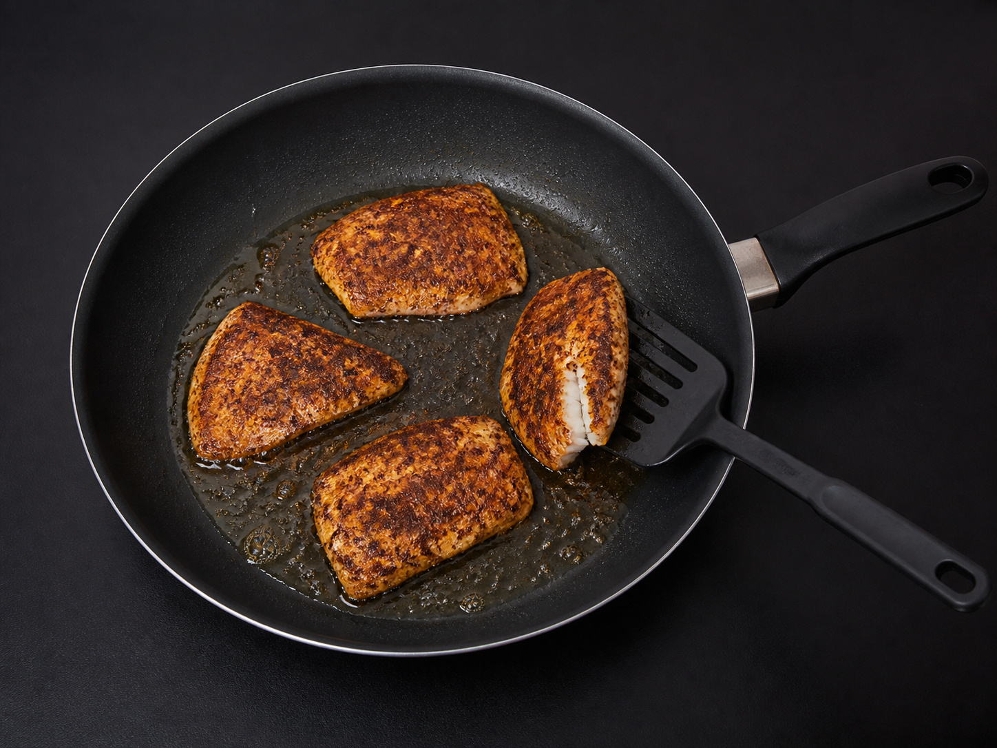 Amerikanong Blackened Fish Rice na may Corn Salsa — Baligtarin ang isda at hinaan ang init