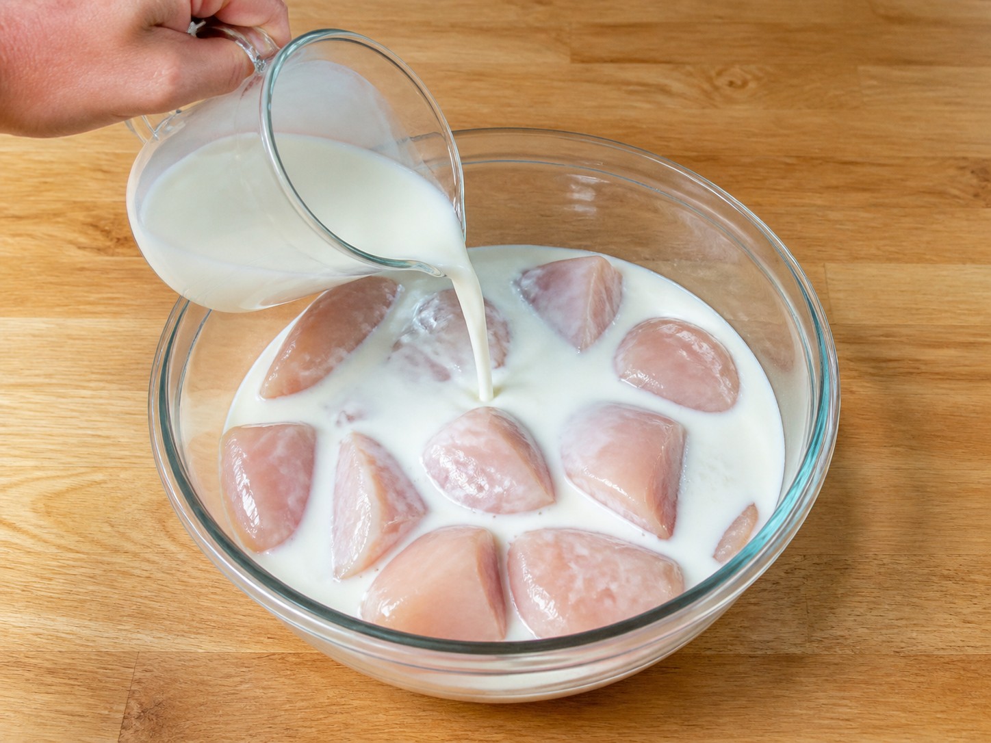 Ayam Buttermilk Panggang Renyah dengan Selada Kol — Rendam ayam dalam buttermilk selama tiga puluh menit