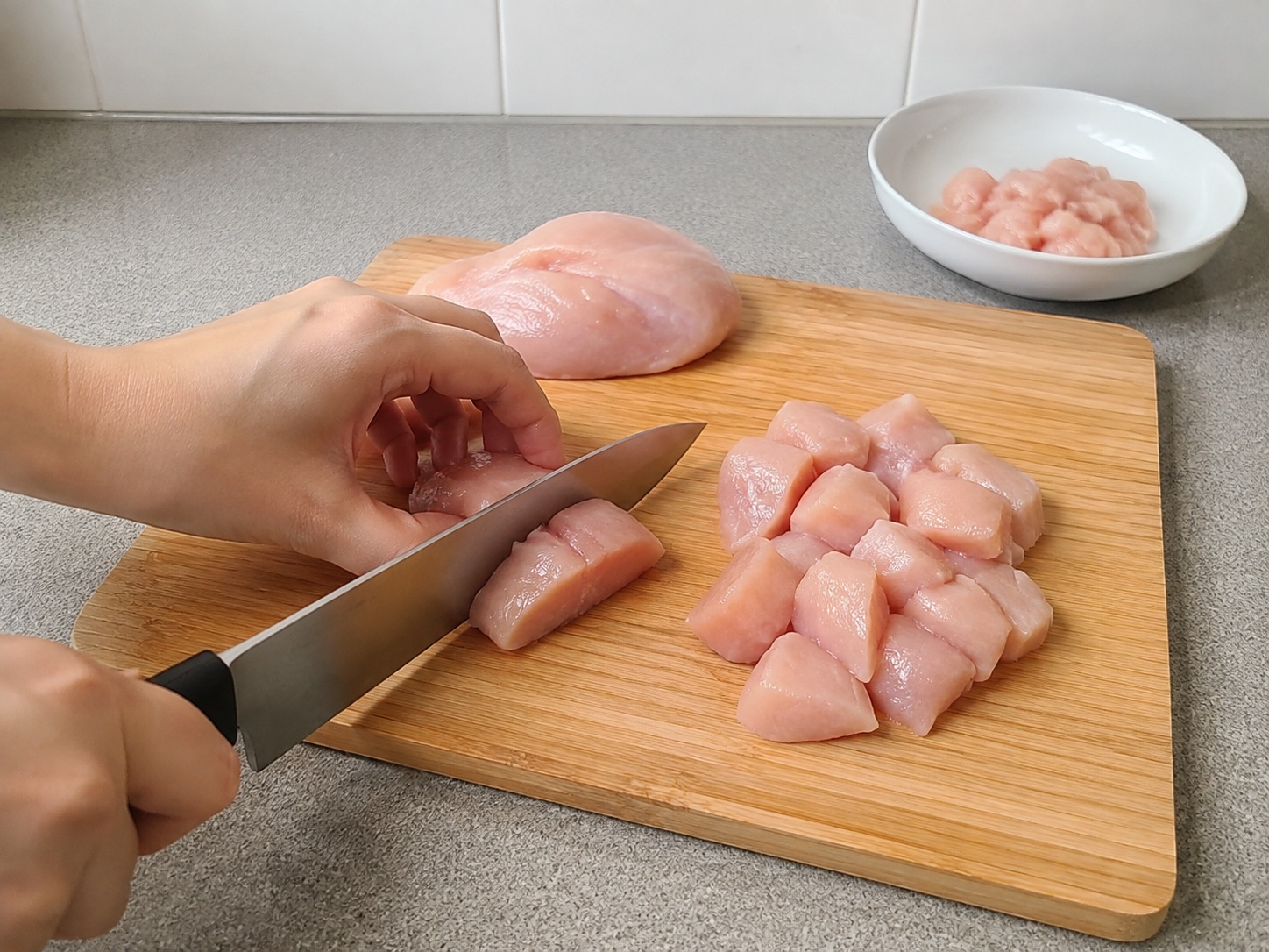 American Chicken, Broccoli at Rice Casserole — Hiwain ang manok: Hiwain ang manok sa 3 cm.