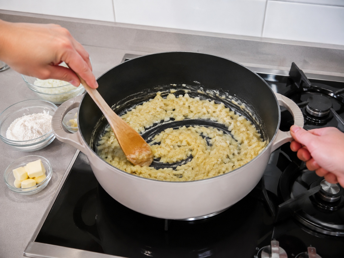 American Chicken, Broccoli at Rice Casserole — Gawin ang roux: Ihalo ang harina at lutuin nang 1 minuto.
