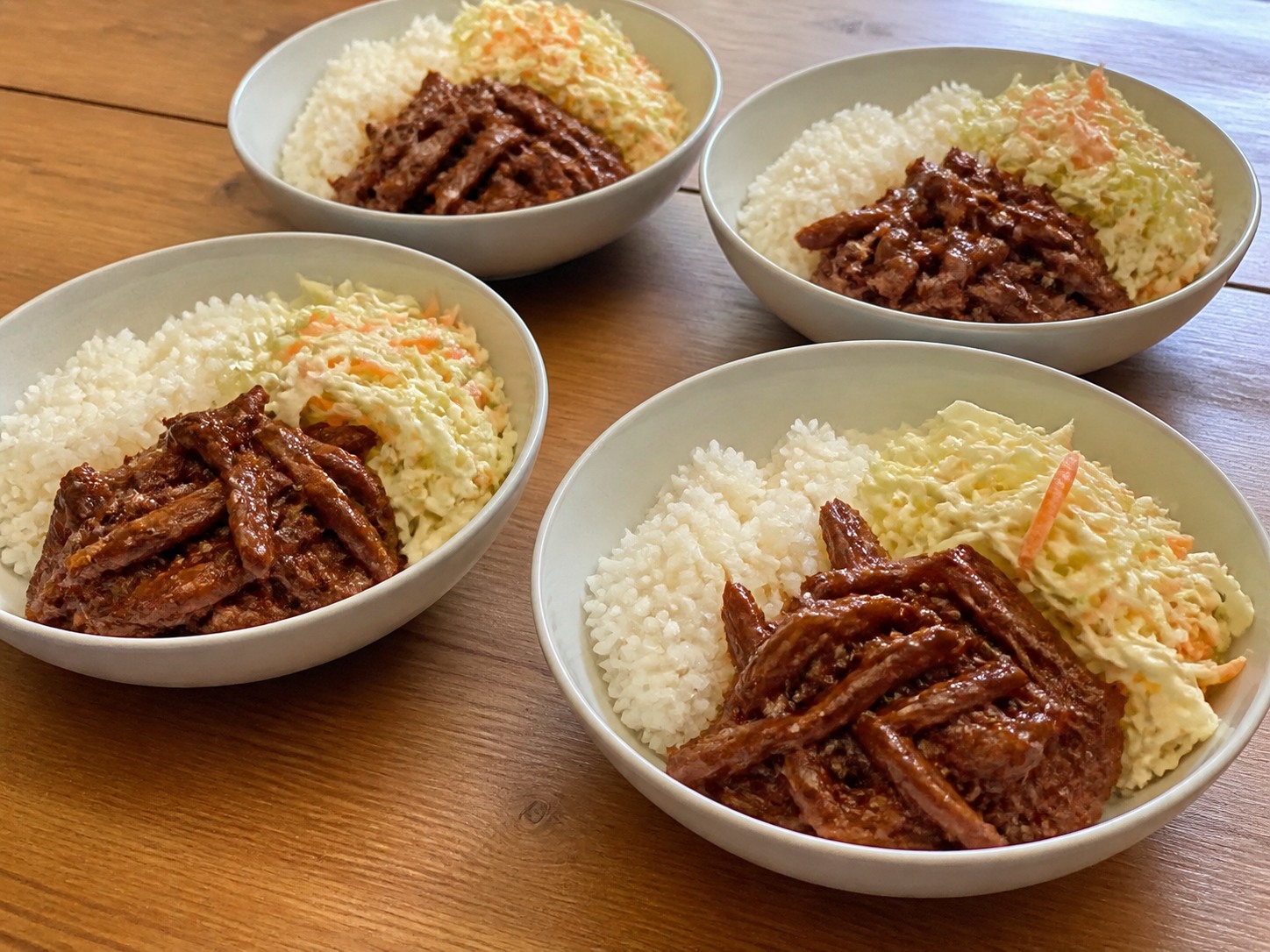 美式手撕燒烤豬肉椰菜沙律飯 — 完成菜式