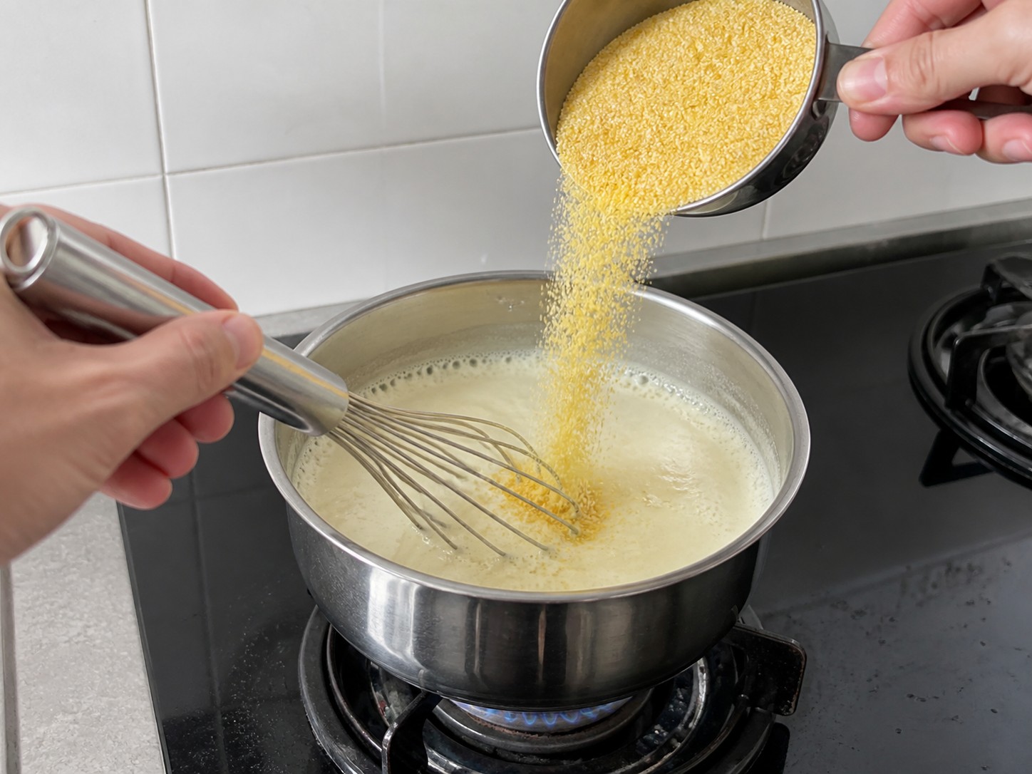 Bubur Jagung Grits dengan Udang dan Cheddar — Masukkan grits sedikit demi sedikit sambil diaduk