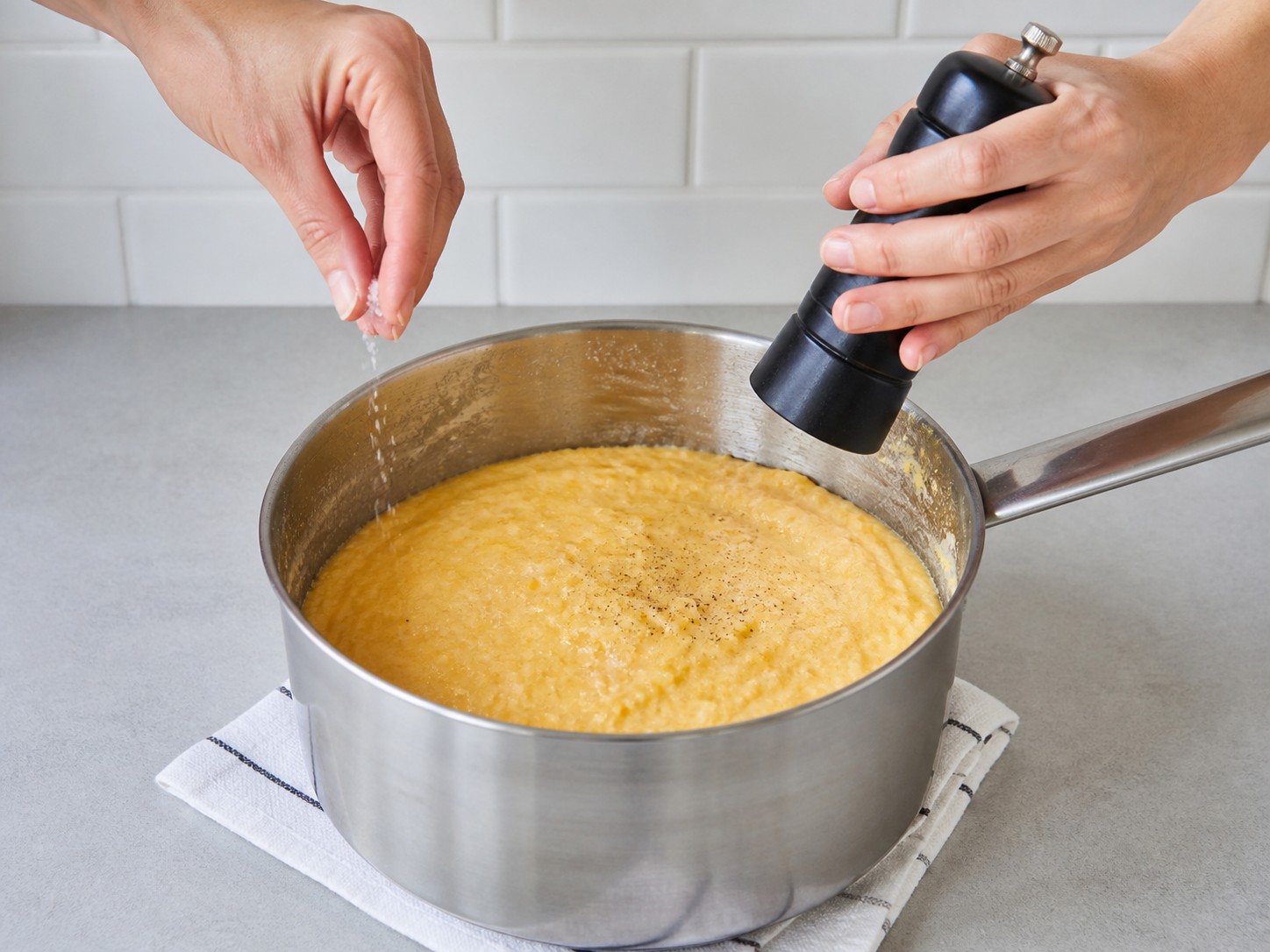 Bubur Jagung Grits dengan Udang dan Cheddar — Bumbui grits dengan lada dan sedikit garam