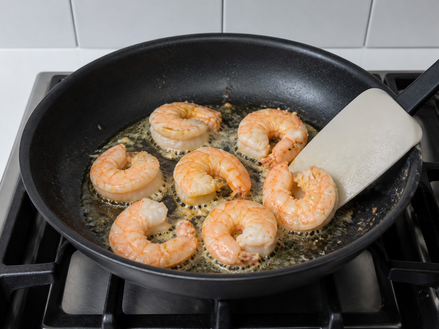 Bubur Jagung Grits dengan Udang dan Cheddar — Masak udang hingga merah muda dan tidak bening