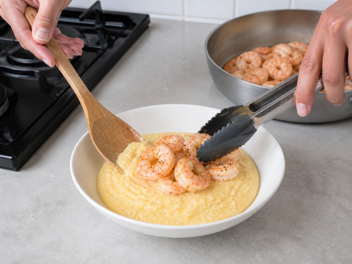 Bubur Jagung Grits dengan Udang dan Cheddar — Sajikan grits dalam mangkuk dan beri udang