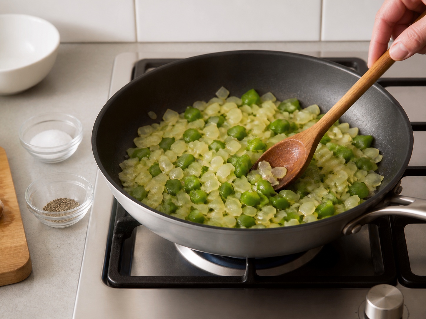 美式火雞肉醬三文治 — 炒軟蔬菜: 洋蔥青椒炒5分鐘。