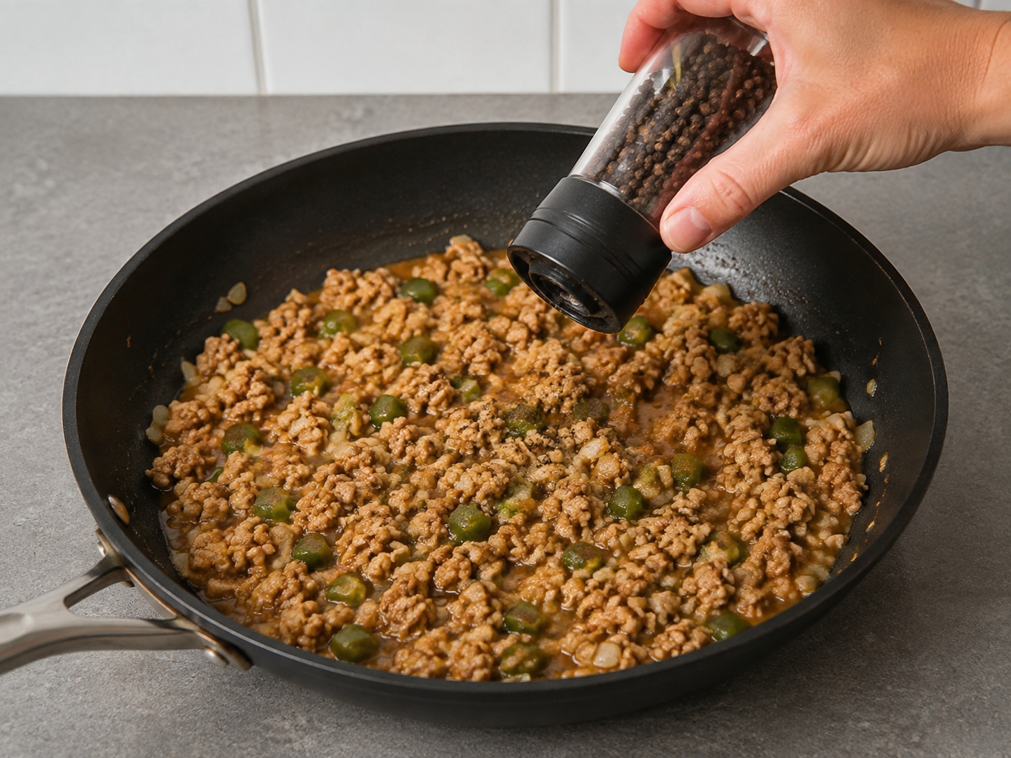 美式火雞肉醬三文治 — 調味肉醬: 加入黑椒拌勻。