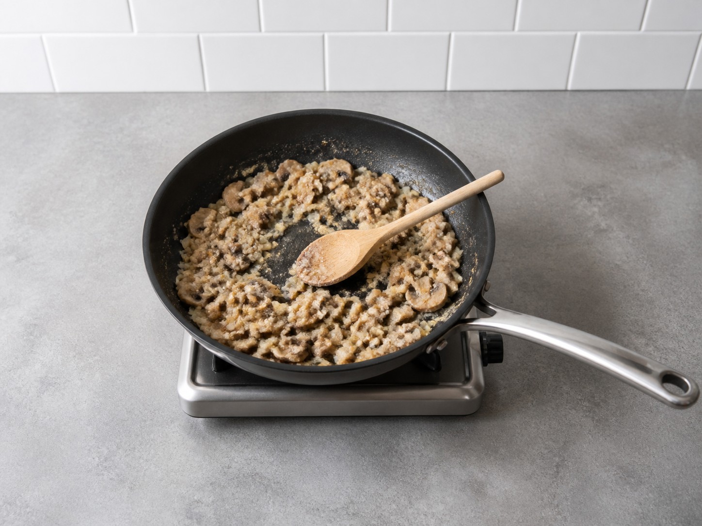 Amerikanong Turkey Tetrazzini na may Kabute — Lutuin ang bawang at harina sa mushroom base