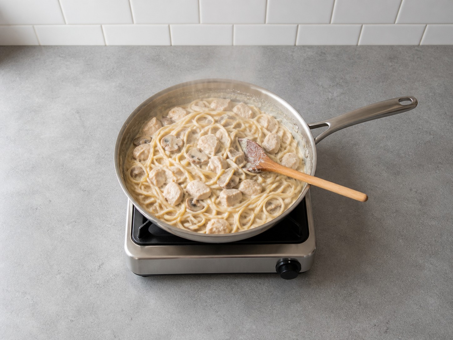 Amerikanong Turkey Tetrazzini na may Kabute — Ihalo ang pabo at spaghetti sa sarsa