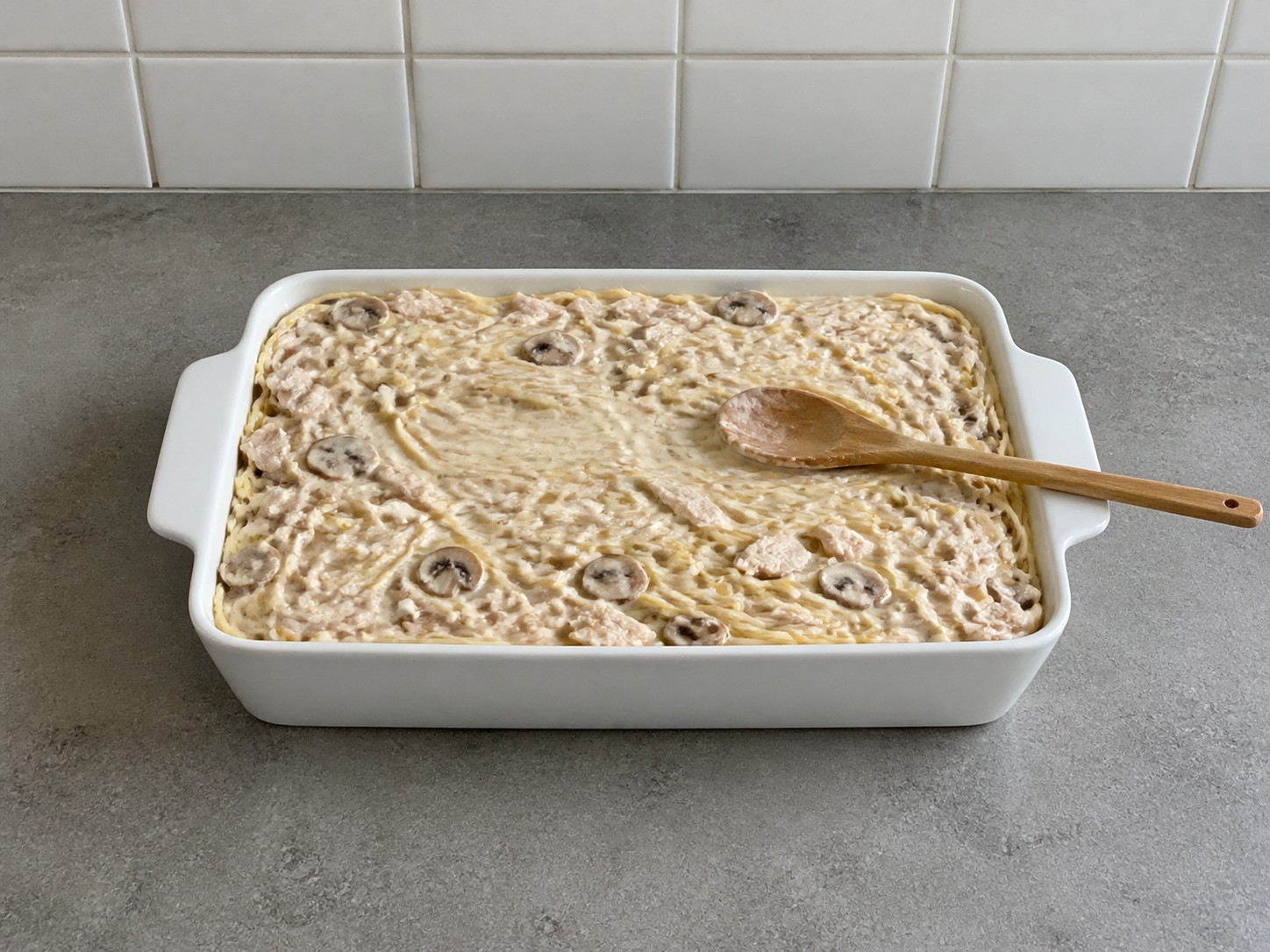 Amerikanong Turkey Tetrazzini na may Kabute — Ilipat sa lutuan sa hurno at pantayin