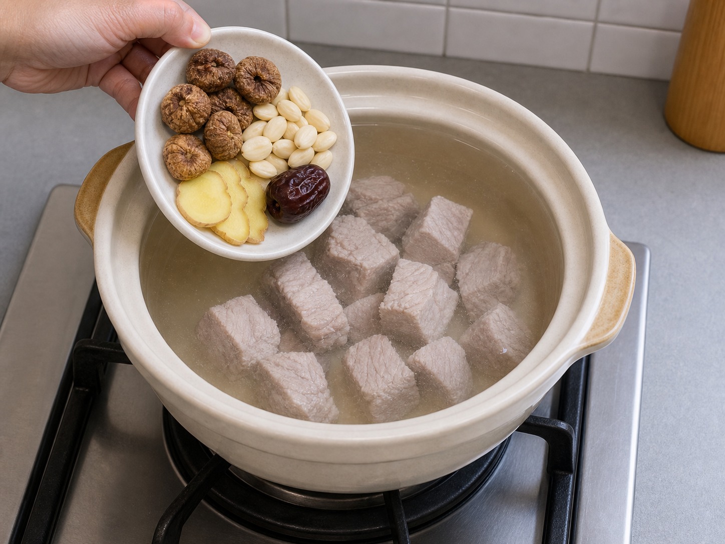 蘋果雪梨瘦肉湯:加水入煲