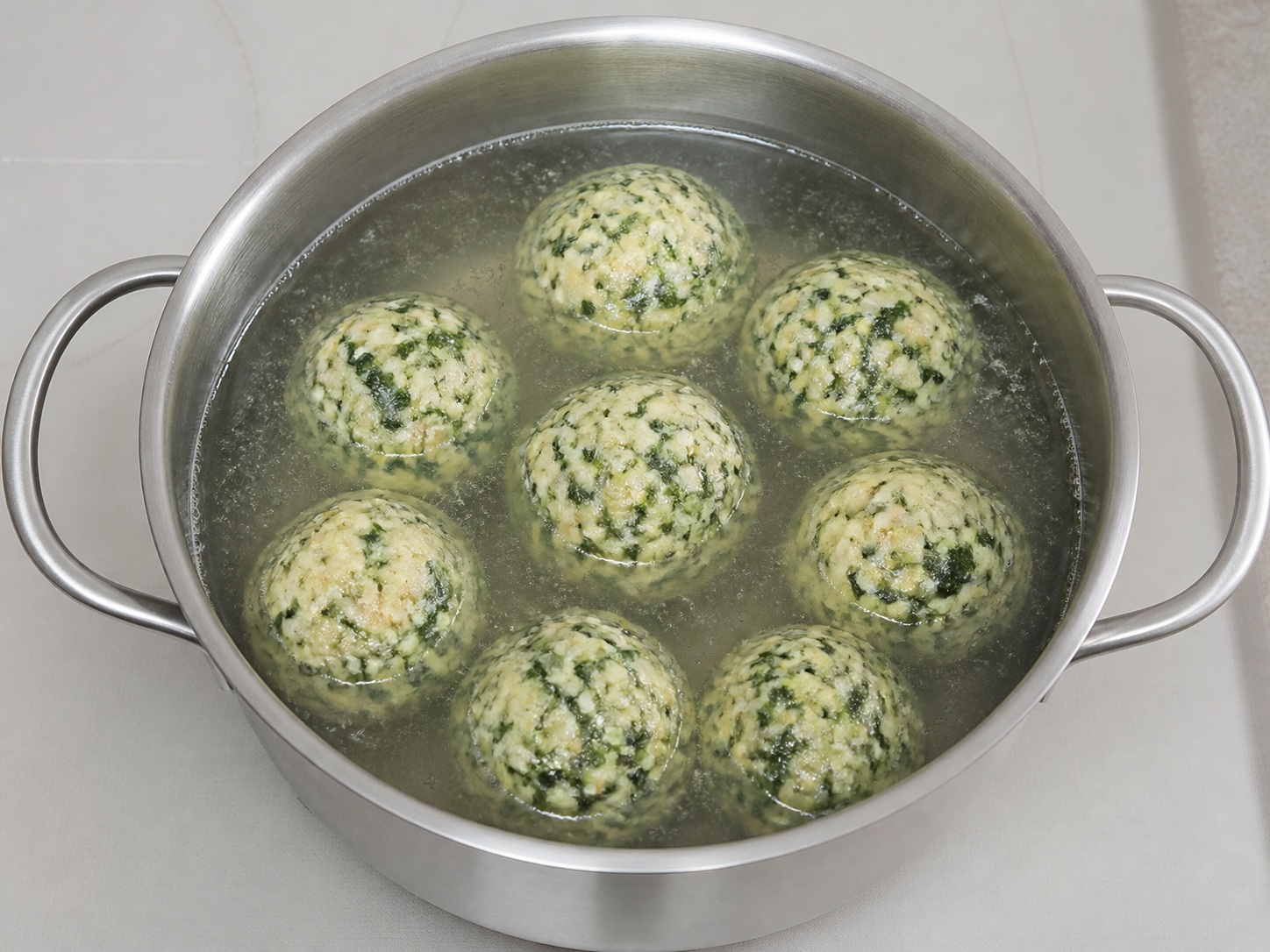 Dahan-dahang pakuluan ang dumplings: Dahan-dahang pakuluan ang dumplings. Gamitin nang sunod-sunod ang nakalistang sangkap at angkop na gamit sa bahay; tiyaking tama ang lagay ng pagkain bago magpatuloy.