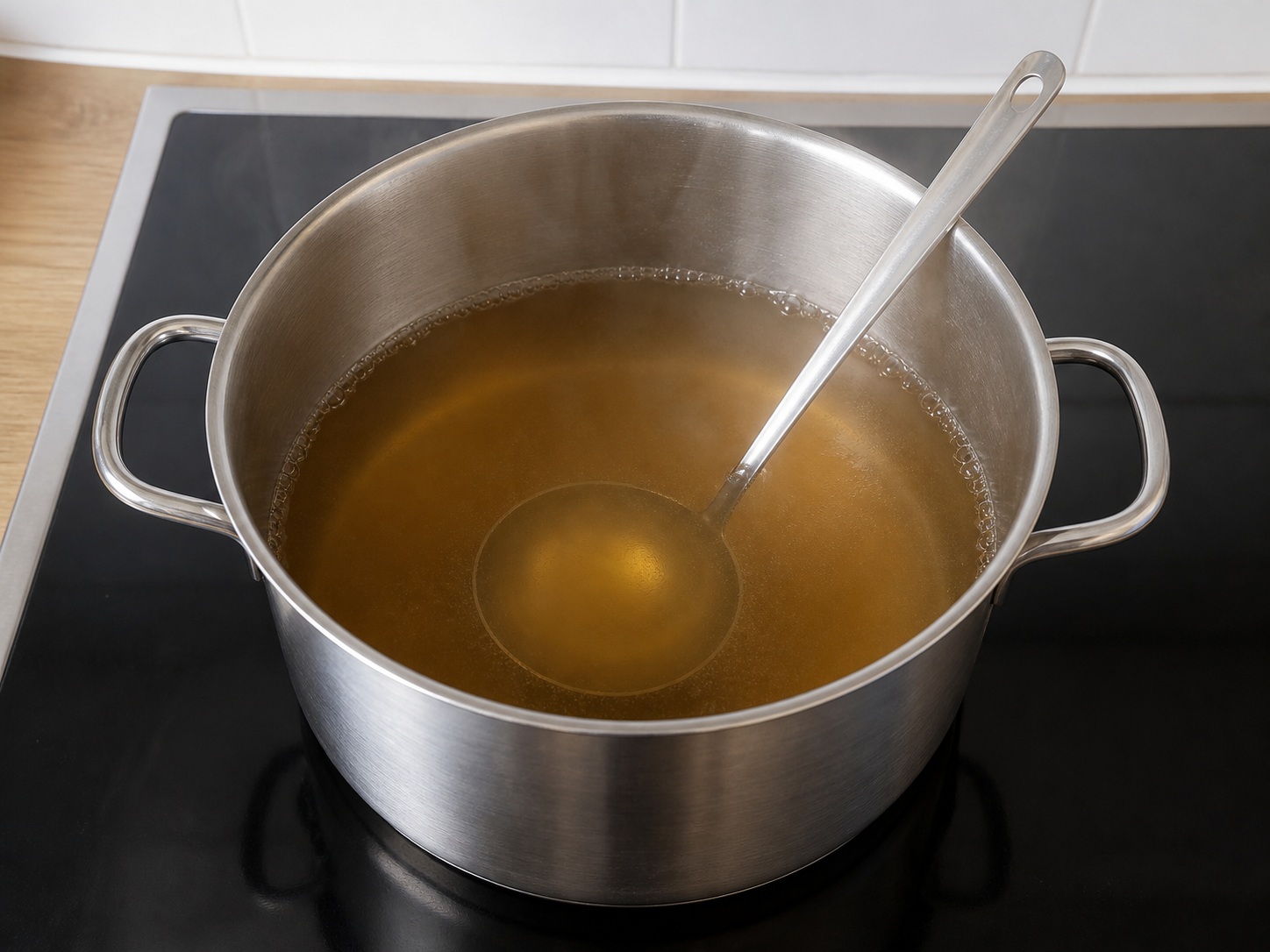 Panaskan kaldu hingga mendidih kecil: Panaskan kaldu hingga mendidih kecil. Gunakan bahan yang tercantum dan alat rumah tangga yang sesuai secara berurutan; pastikan kondisi bahan sesuai tahap ini sebelum lanjut.