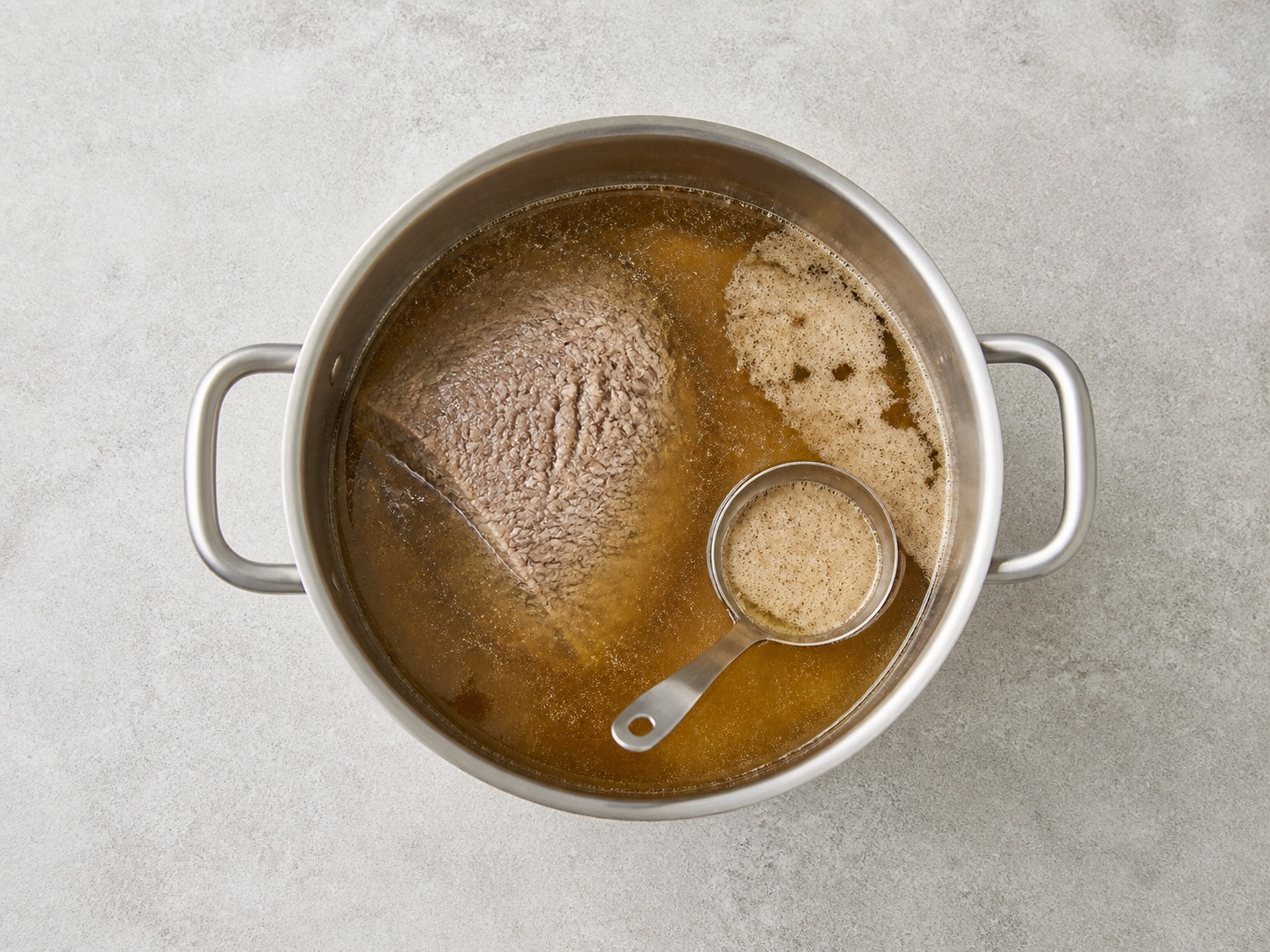 Buang buih kaldu: Buang buih kaldu. Gunakan bahan yang tercantum dan alat rumah tangga yang sesuai secara berurutan; pastikan kondisi bahan sesuai tahap ini sebelum lanjut.