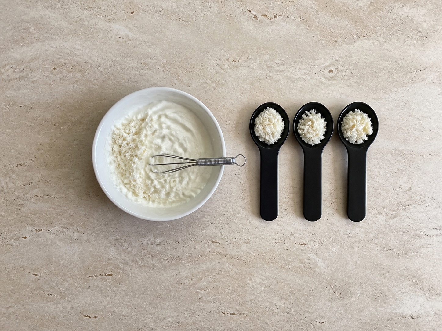 Campur saus horseradish: Campur saus horseradish. Gunakan bahan yang tercantum dan alat rumah tangga yang sesuai secara berurutan; pastikan kondisi bahan sesuai tahap ini sebelum lanjut.