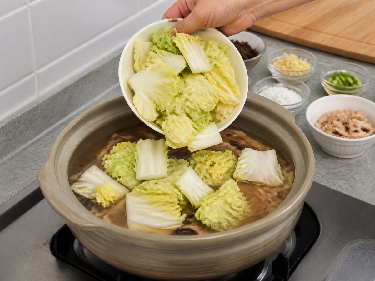 上湯浸娃娃菜 — 步驟9：加入主要材料